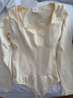 Long Sleeve Scoop Neck Bodysuit in Soft Yellow